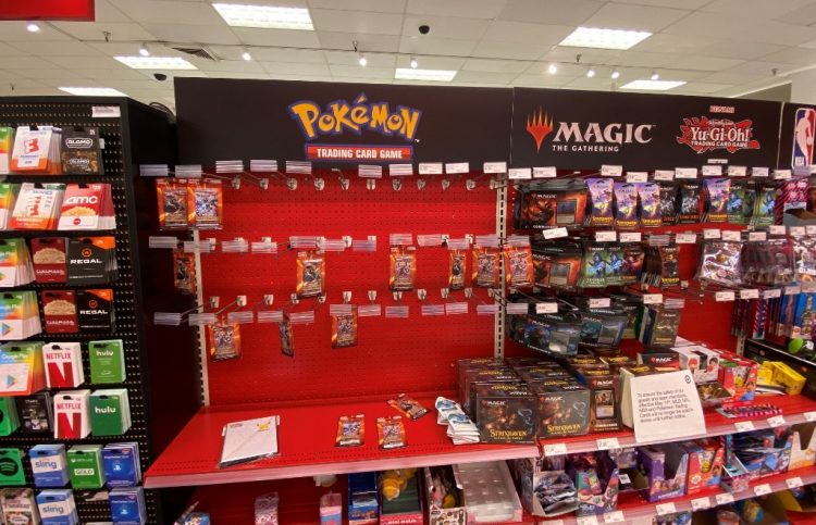 Un letrero que advierte a los clientes que las tarjetas coleccionables de Pokémon ya no se venderán hasta nuevo aviso se muestra en una tienda Target local en Los Ángeles, California, el 14 de mayo de 2021. FOTO / AFP