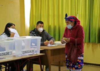 Chile inicia segunda jornada de histórica elección para cambiar su eje social
