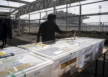 Elección de constituyentes en Chile cierra con 43% de participación, menor al plebiscito