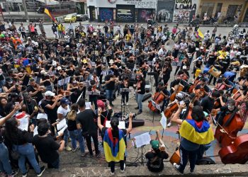 Miles de colombianos desfilan en Madrid en solidaridad con protestas en su país