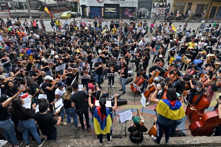Miles de colombianos desfilan en Madrid en solidaridad con protestas en su país. FOTO / AFP