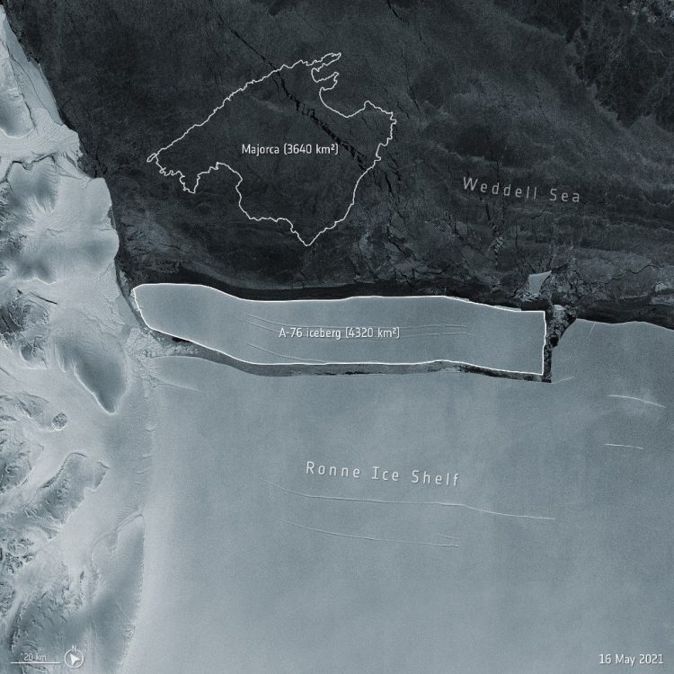 Esta imagen publicada por la Agencia Espacial Europea (ESA) el 20 de mayo de 2021 muestra una vista capturada por la misión Copernicus Sentinel-1 del iceberg A-76 frente a la plataforma de hielo de Ronne, en el mar de Weddell, Antártida, tomada en marzo 9, 2021. FOTO / AFP