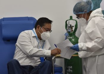 Presidente de Bolivia recibe la primera dosis de la vacuna contra el covid-19