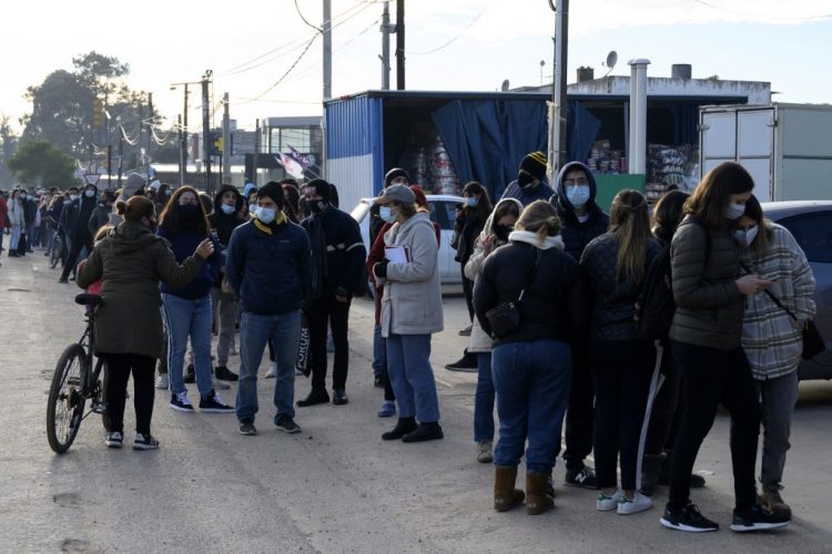 Personas hacen cola para obtener una cita de vacunación Covid-19 en Paso de Carrasco, departamento de Canelones, Uruguay el 26 de mayo de 2021. FOTO / AFP
