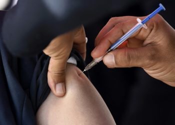 Europa aprueba vacunar con fármaco Pfizer a niños de 12 a 15 años