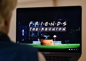 Fans chinos de «Friends», frustrados con censura que eliminó a Lady Gaga y Justin Bieber