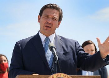 Gobernador de Florida elimina todas las medidas vinculadas a la COVID-19
