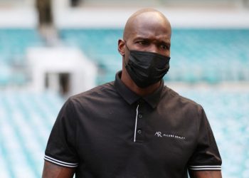 Mayweather involucrado en pelea durante promoción para combate con youtuber