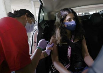 Director de OMS pide no vacunar a los niños y entregar las dosis a mecanismo Covax