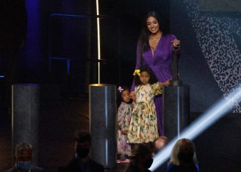 «Lo conseguiste», le dice Vanessa Bryant a Kobe en su ingreso al Salón de la Fama