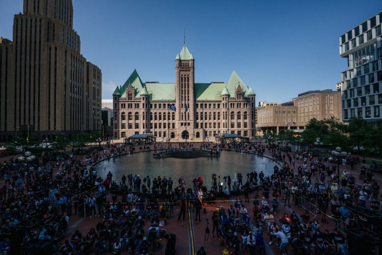 La gente se reúne durante una manifestación de conmemoración inaugural de George Floyd el 23 de mayo de 2021 en Minneapolis, Minnesota. FOTO / AFP