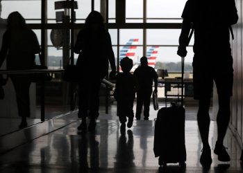 EE. UU. sancionará a pasajeros que no usen mascarillas en aviones
