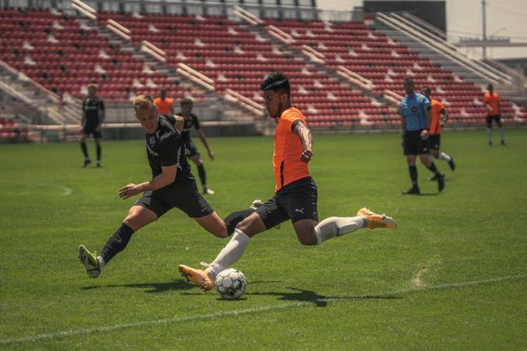 Ronald Cerritos (naranja) en el partido del sábado contra New Mexico United. Foto RGVFC Toros
