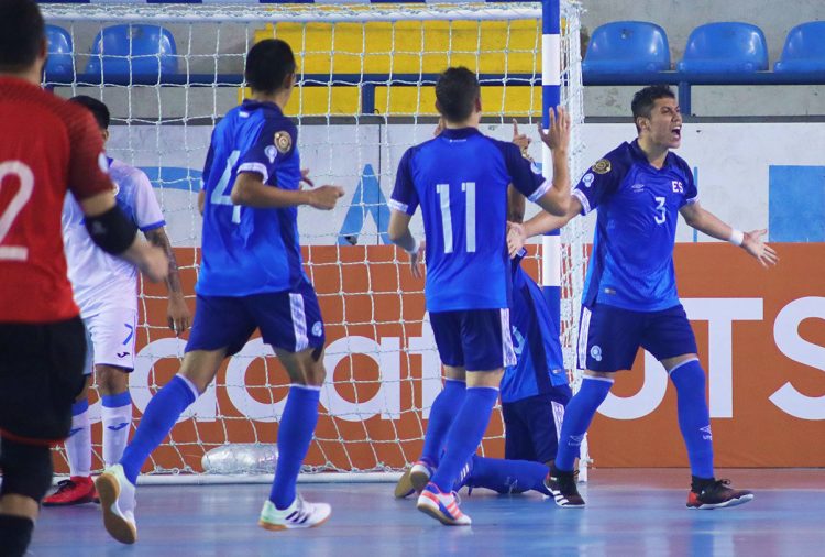 Jugadores de El Salvador festejan uno de los goles contra Nicaragua. Foto Fesfut