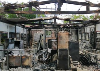 Incendio consume local de la Asociación de Estudiantes de Ingeniería y Arquitectura de la UES
