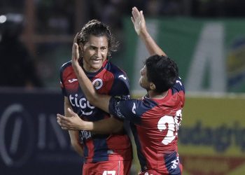 Las semifinales del Clausura abrieron con un golazo de Dustin Corea y hacinamiento en Las Delicias