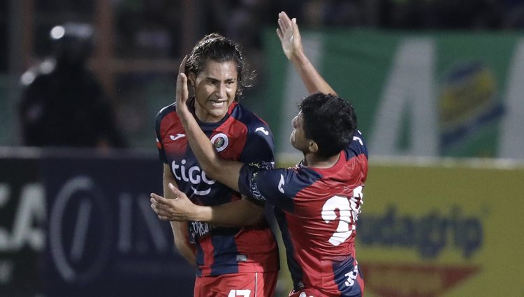 Dustin Corea (izq.) marcó un golazo para FAS, en la semifinal de ida contra el Santa Tecla. Foto Diego García.