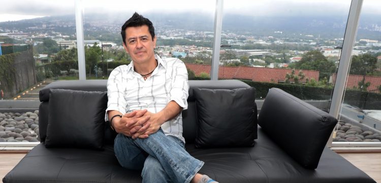 Amilcar Flores, compositor y cantante