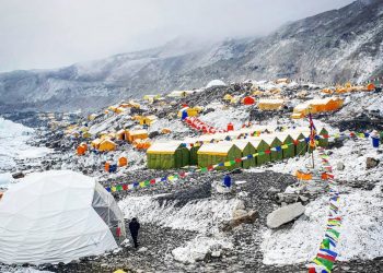 ¡Camino a la cima!: Alfa Karina se incorpora al ascenso del Monte Everest