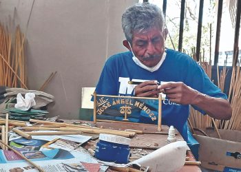 El artesano especialista en adornar objetos con productos reciclables en Usulután