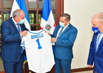 Presidente Nayib Bukele es nombrado miembro oficial de los Tigres de Licey