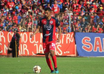 Sacacoyo homenajea a Mauricio Cuéllar, defensor de FAS, por el título del Clausura 2021