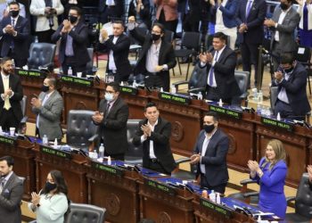 Por fraude a la Constitución y emitir sentencias arbitrarias destituyen a magistrados