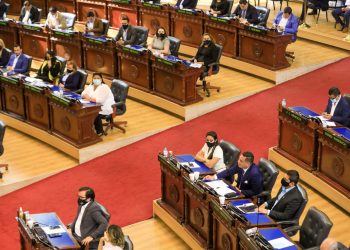 Universidad de El Salvador respalda reforma que obliga a periódicos impresos a pagar impuestos