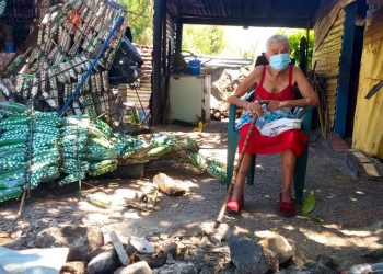 Ministerio de Vivienda brindará solución habitacional a señora cuyo hogar construido con botellas fue destruido