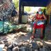 Ministerio de Vivienda brindará solución habitacional a señora cuyo hogar construido con botellas fue destruido
