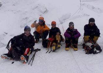 Condiciones climáticas complican el ascenso de Alfa Arrué a la cima del monte Everest