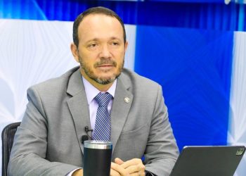 Ministro de Justicia destaca reducción de homicidios y mayor control en centros penales en El Salvador
