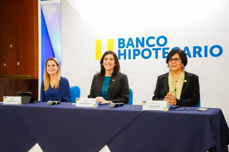 En mesa. Celina Padilla, presidenta de BH, María Luisa Hayem, ministra de Economía y Silvia Cuéllar, directora ejecutiva de Coexport./Foto Diario El Salvador