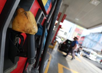 Reducción en reservas de combustibles de EE. UU. impulsa precios al alza en el país