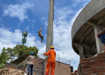 Bomberos rescatan a hombre de torre de luz en San Miguel