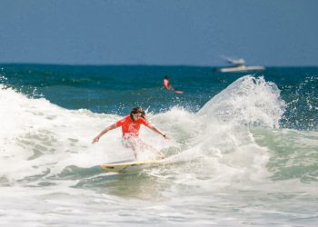 «Que un país apueste tanto por el surf es difícil de ver, pero se agradece»: Leticia Canales, surfista española