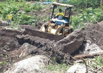 Alcaldía de Nejapa y MOP coordinan la remoción de rocas en Los Angelitos 2