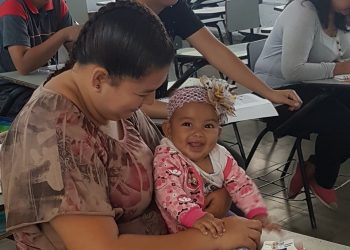 Madre emprendedora se gradúa con honores de la universidad