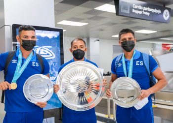 FOTOS: Así fue la llegada de la Selecta Playera a El Salvador