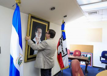 Nuevas Ideas retira foto de Roberto d’Aubuisson, fundador de ARENA, de salón de Asamblea Legislativa