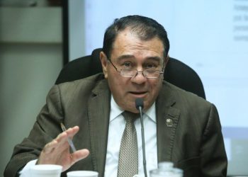 Diputado Carballo presenta propuesta para contratación de docentes interinos