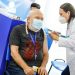 «El Monseñor del Rock», Luis López, recibe su segunda vacuna contra la COVID-19