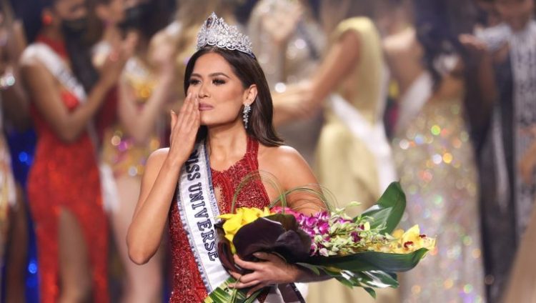 HOLLYWOOD, FLORIDA - MAY 16: Miss Mexico Andrea Meza is crowned Miss Universe 2021 onstage at the Miss Universe 2021 Pageant at Seminole Hard Rock Hotel & Casino on May 16, 2021 in Hollywood, Florida.   Rodrigo Varela/Getty Images/AFP
== FOR NEWSPAPERS, INTERNET, TELCOS & TELEVISION USE ONLY ==