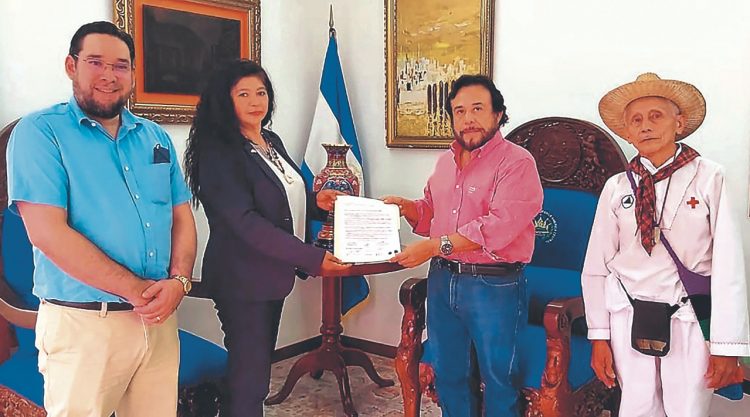 Otra propuesta. Representantes de la Organización de Raíces Indígenas de El Salvador entregaron algunas propuestas para crear el marco legal que proteja a los pueblos originarios.