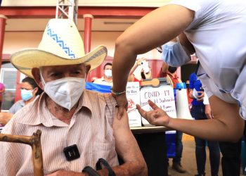 Inicia vacunación de adultos mayores en San José de Colinas, Honduras