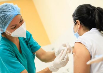 Personal médico del Hospital San Rafael recibe segunda aplicación de vacuna contra COVID-19