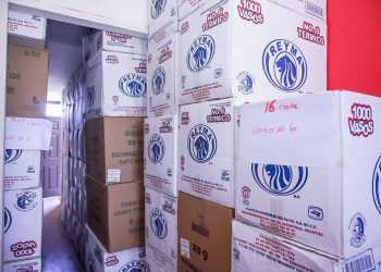Vasos hasta para 13 años y distintivos de Mauricio Funes: esto se encontró en los pasillos y oficinas del FMLN en la Asamblea