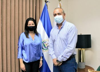 Ministra de Vivienda sostuvo reunión con alcalde de Teotepeque para mejorar condiciones habitacionales en el municipio