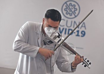 El médico violinista que deleita a los vacunados contra la covid-19
