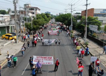 Sindicalistas marchan hacia Casa Presidencial en el Día Internacional del Trabajo